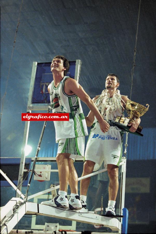 Imagen Este dúo se “robó” la historia: Marcelo Milanesio y Pichi Campana. Festejan para Atenas sobre el tablero que da a Lavalle en el Luna Park.