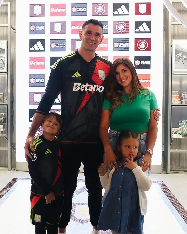 Imagen La familia de Dibu Martínez. Mandinha bancó a su marido tras la suspensión de la FIFA.