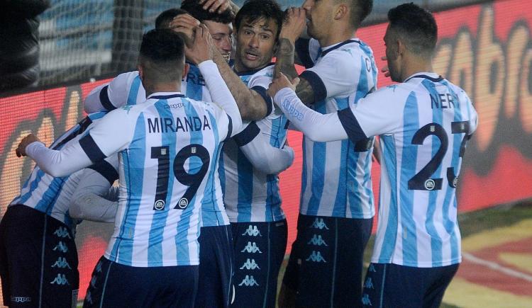 Imagen de CON UN GOL OLÍMPICO DE CHANCALAY, RACING VENCIÓ 2-0 A NEWELL'S Y SIGUE PRENDIDO