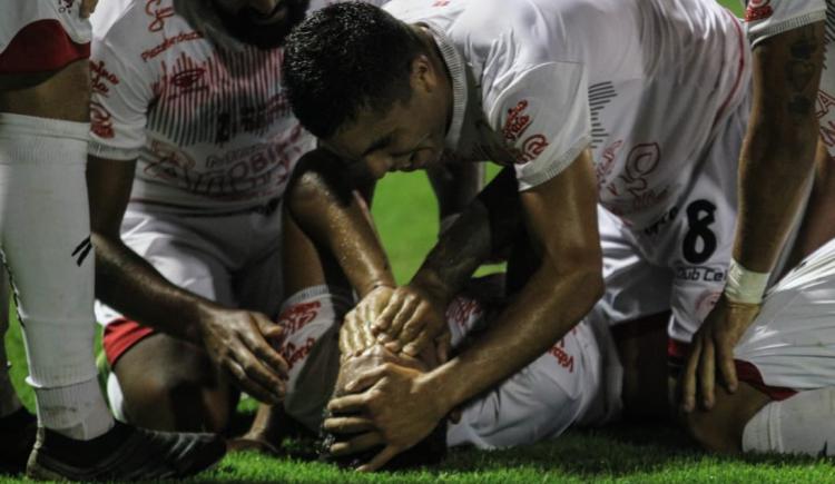 Imagen de HURACÁN LAS HERAS DIO EL GOLPE Y ELIMINÓ A ARSENAL