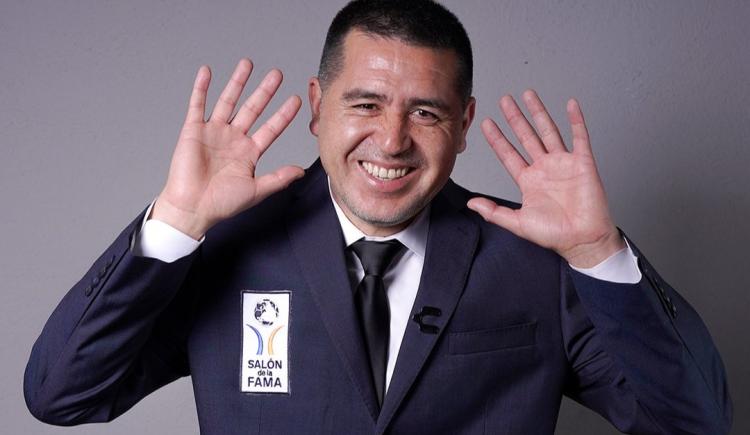 Imagen de Las imágenes oficiales del ingreso de Riquelme al Salón de la Fama