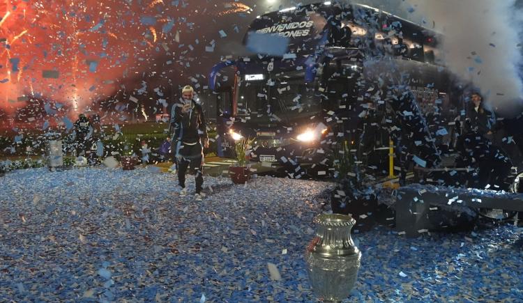 Imagen de ¡La Copa América está en casa!: llegaron los bicampeones al país