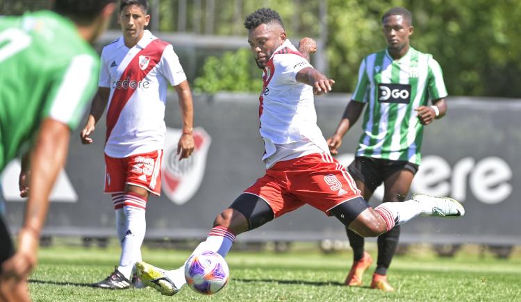 Imagen de River cerró su pretemporada con una victoria ante Racing de Montevideo