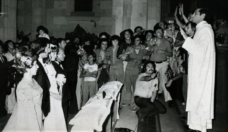 Imagen de 1974. “Los caso en 5 minutos porque me están rompiendo todo”