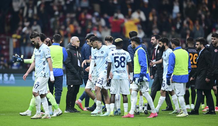 Imagen de Increíble: un equipo de Turquía abandonó la cancha tras un polémico fallo arbitral