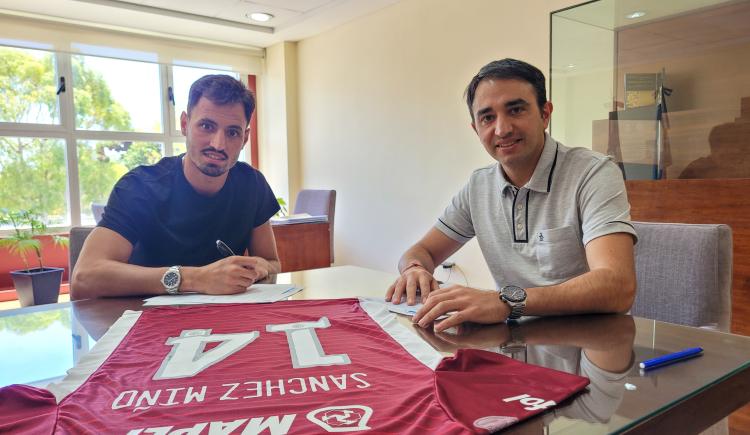 Imagen de Juan Sánchez Miño firmó su contrato con Lanús