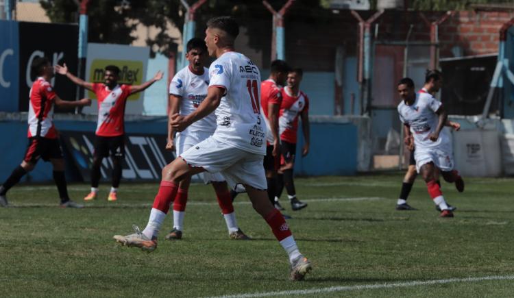 Imagen de Primera Nacional: Brown de Adrogué perdió con Deportivo Maipú y no pudo llegar a la punta