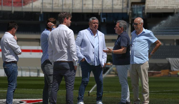 Imagen de Chiqui Tapia recorrió el estadio de River junto a Jorge Brito