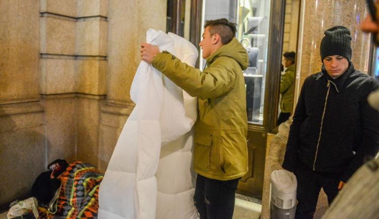 Imagen de Dybala e Iturbe reparten mantas a gente que vive en la calle