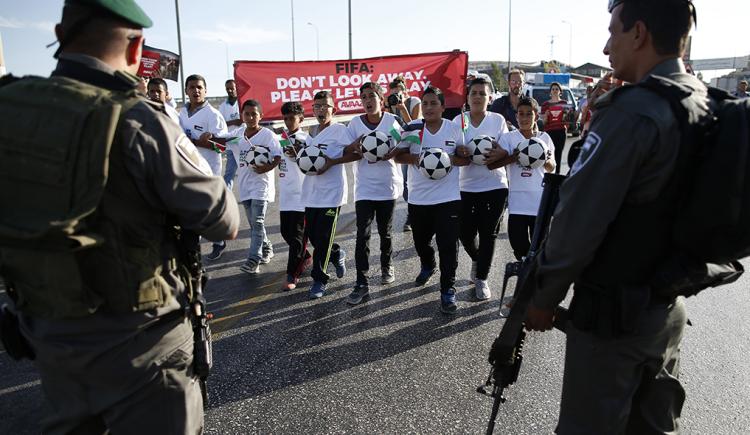 Imagen de La barrera, más que mil palabras sobre el fútbol como estrategia política en la guerra