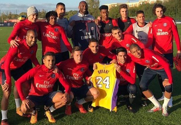 Imagen de Kobe Bryant visitó la práctica del PSG