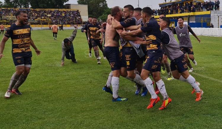 Imagen de DOCK SUD VENCIÓ A BERAZATEGUI Y ASCENDIÓ A LA PRIMERA B