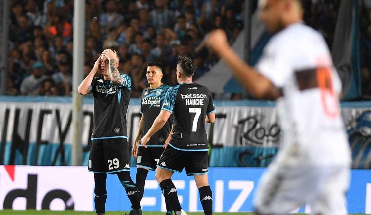 Imagen de Qué dijo el VAR en el polémico penal en contra de Racing