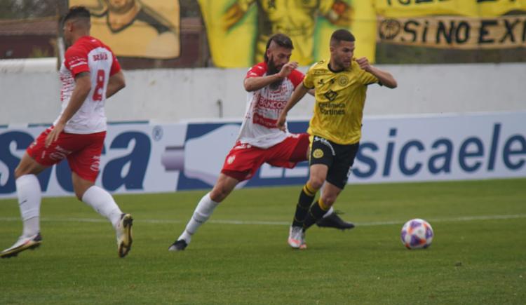 Imagen de Instituto goleó y postergó el ascenso de Belgrano