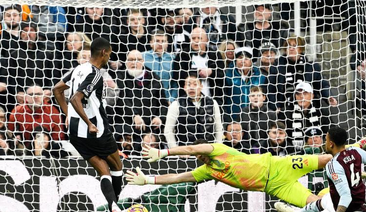 Imagen de Dibu Martínez sufrió en el Boxing Day: Aston Villa fue goleado por Newcastle