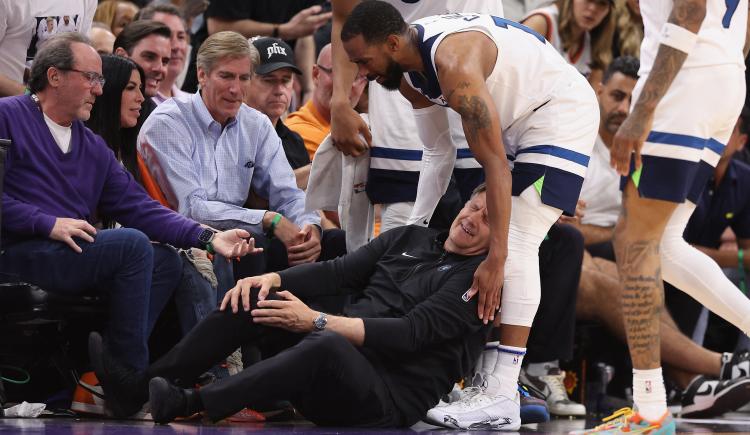 Imagen de Insólito choque: un jugador de Minnesota lesionó seriamente a su propio entrenador