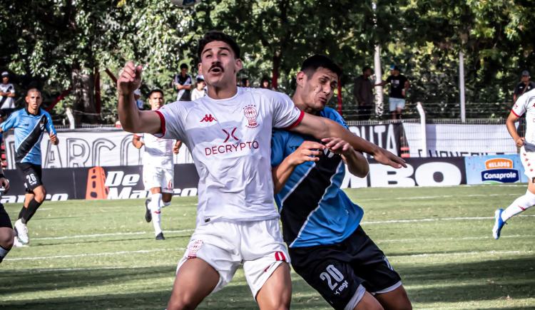 Imagen de Matías Cóccaro, con un pie y medio afuera de Huracán