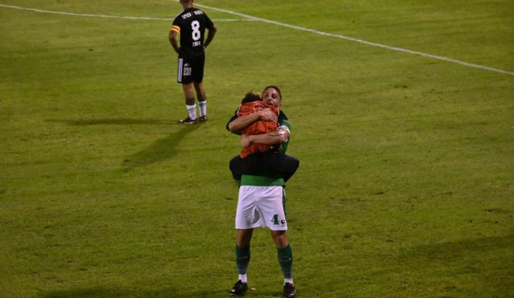 Imagen de El gol de Ferro con la ayuda de un alcanzapelotas