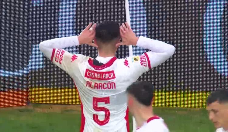 Imagen de Golazo de tiro libre y festejo de Topo Gigio: así lo empató Williams Alarcón