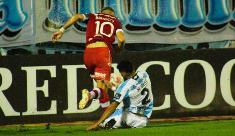 Imagen de ATLÉTICO TUCUMÁN Y HURACÁN COMPLETAN EL PARTIDO SUSPENDIDO