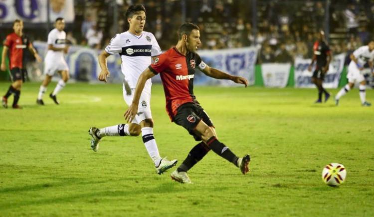 Imagen de GIMNASIA Y NEWELL'S SE ENFRENTAN EN EL BOSQUE