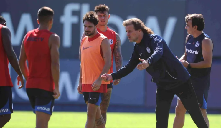 Imagen de Al maestro con cariño: unánime reconocimiento a Insua de los jugadores de San Lorenzo