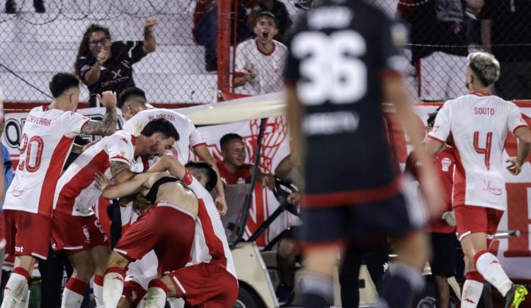 Imagen de Expulsados por sacarse la camiseta: los antecedentes de la roja de Walter Mazzanti