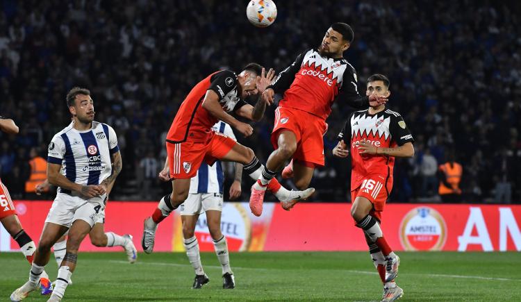 Imagen de El hombrazo de la victoria: así fue el gol de Paulo Díaz en la noche cordobesa